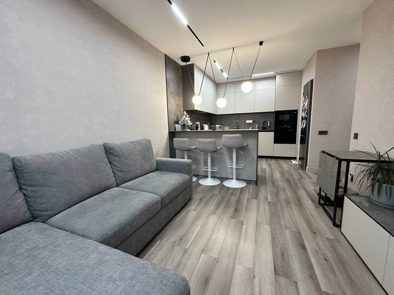 Ламинат серый в гостиной